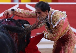 El cuarto toro pone el pitón en el cuello a Fortes en el momento de la estocada