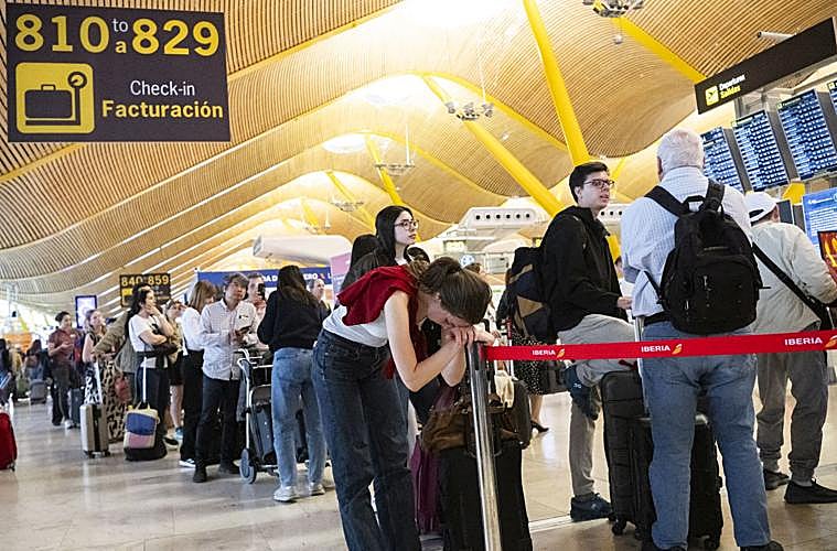 Hoy volar consiste en hacer cola y estar incómodo