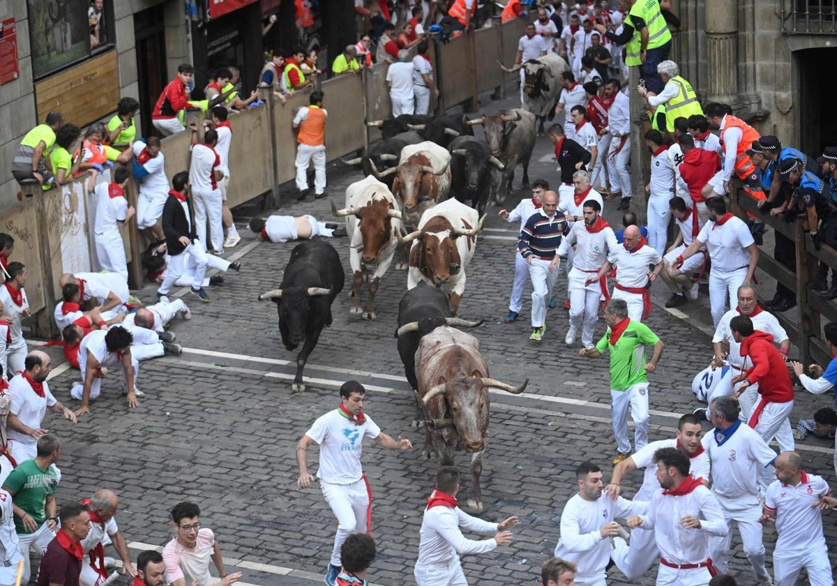 Los Miura recorren las calles de Pamplona en el último encierro de los Sanfermines 2025