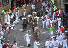 Los Miura recorren las calles de Pamplona en el último encierro de los Sanfermines 2025