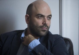 Roberto Saviano, autor de 'Gomorra', rompe a llorar tras confirmarse la sentencia del jefe mafioso que lo amenazó: «Me han robado la vida»