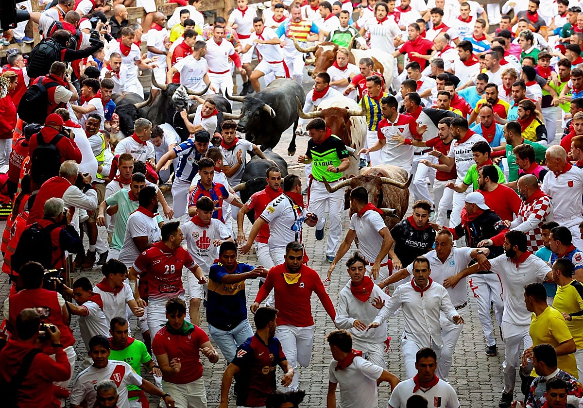 Último encierro de los Sanfermines 2025, con toros de Miura.