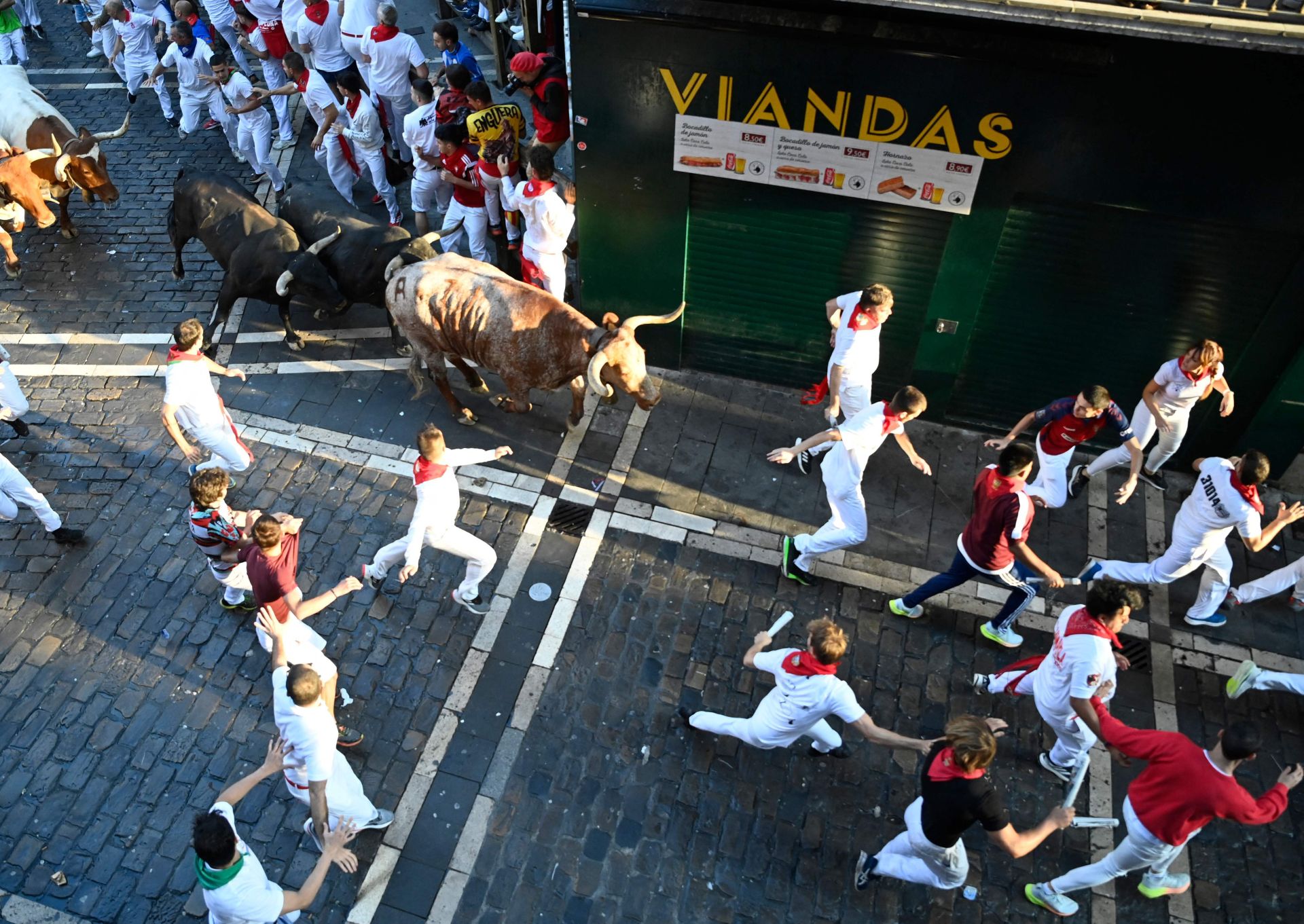 Vista del último encierro de los Sanfermines 2025, con toros de Miura.
