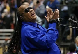 Stevie Wonder desmonta en pleno concierto la leyenda urbana de su falsa ceguera