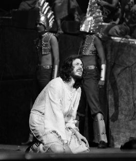 İkincil Görüntü 2 - Ben Vereen (Judas), 1971 orijinal Broadway Meclisi'nde; 2007 İspanyol üretiminde Lorena Calero, Igna Vidal ve Miquel Fernández; ve 1975 Alcalá Sarayı Meclisi'nde Camilo Sesto