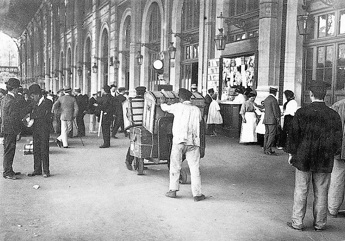 Viajeros y equipajes en la estación Príncipe Pío en 1906