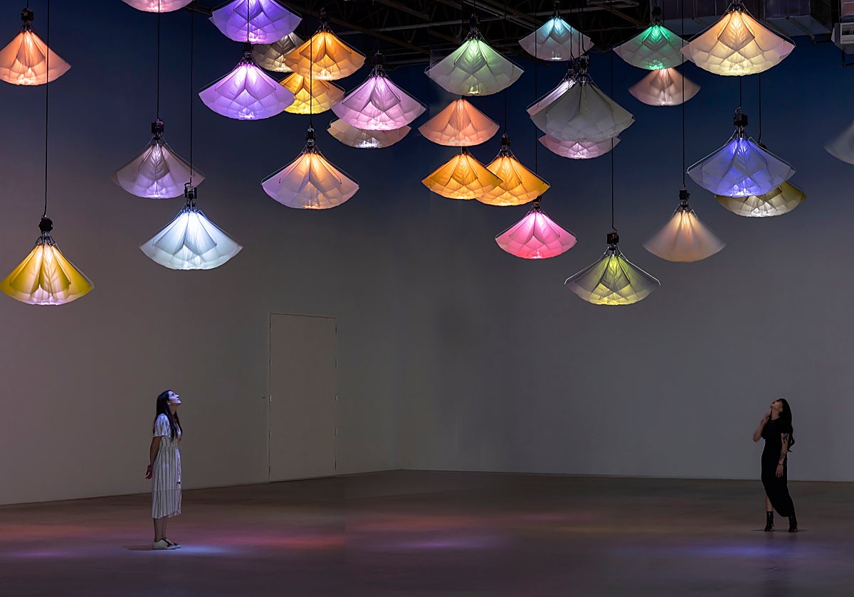 Detalle del montaje de 'Pradera', de Studio DRIFT, en Superblue (Miami, 2021)