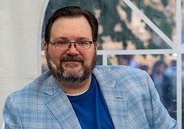 Brandon Sanderson,  el rey de la fantasía: «Leer una novela es tan valioso como levantar pesas»