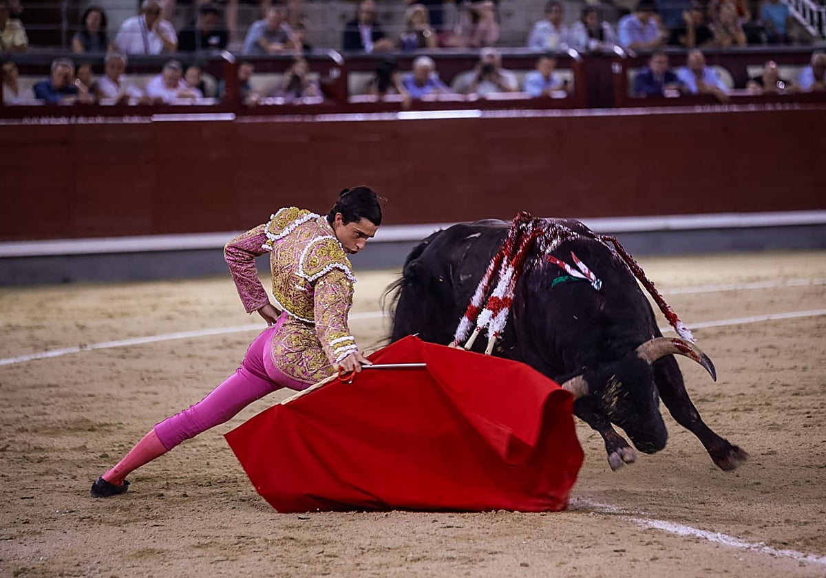 El Mene, toreando por bajo al novillo al que le cortó la oreja