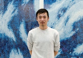 Timothy Hyunsoo Lee con sus obras