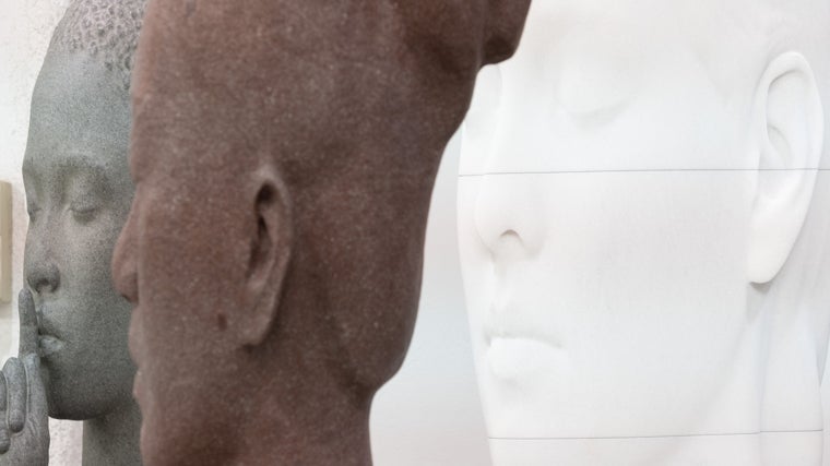 Tres cabezas realizadas en distintos materiales, en su estudio
