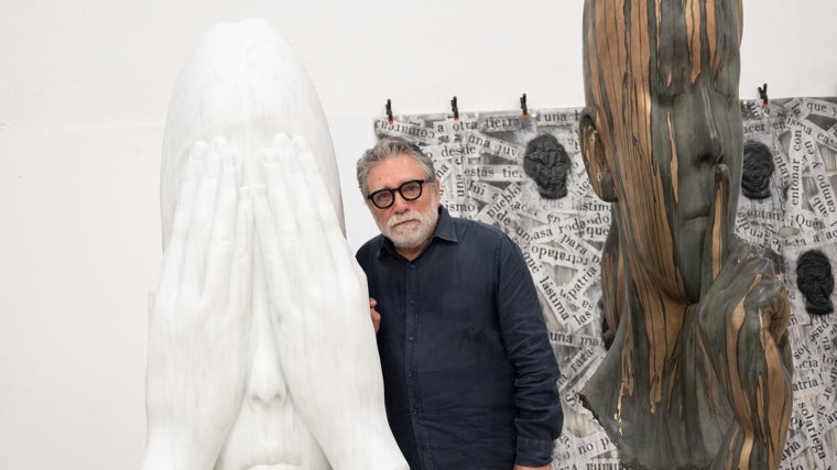 El artista, junto a algunas de sus obras