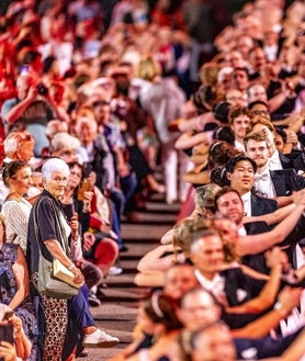 Imagen secundaria 2 - El desfile de André Rieu, los fans, y los bailarines del conjunto bailando un vals durante el concierto