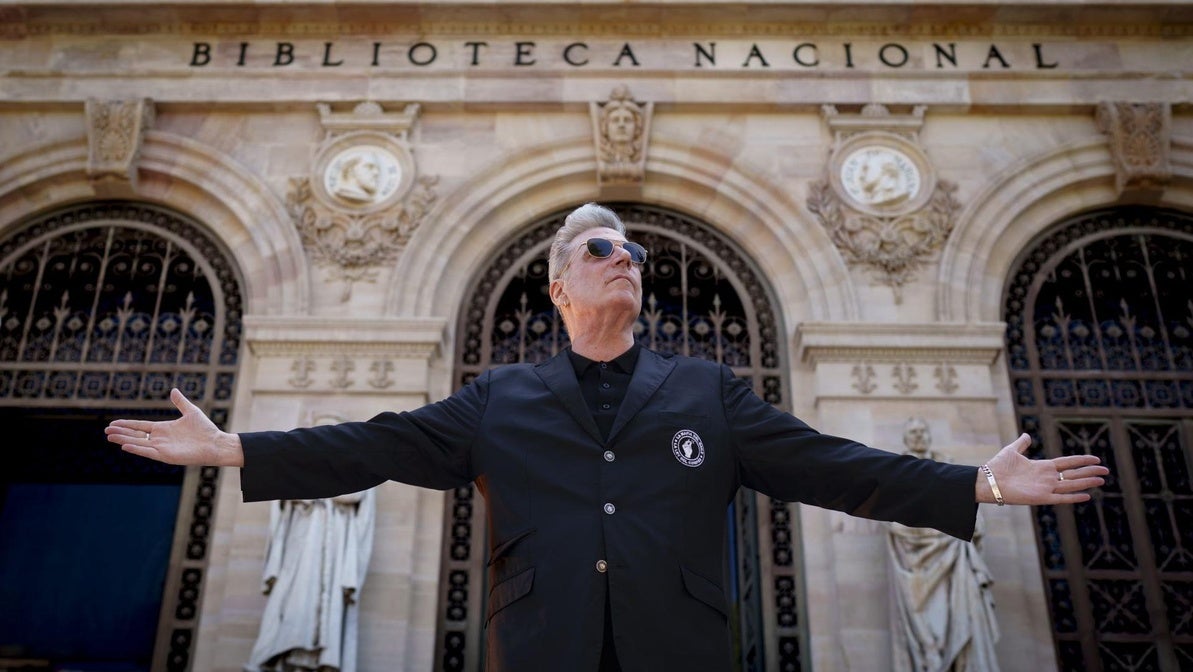 Loquillo, retratado en la puerta de la Biblioteca Nacional