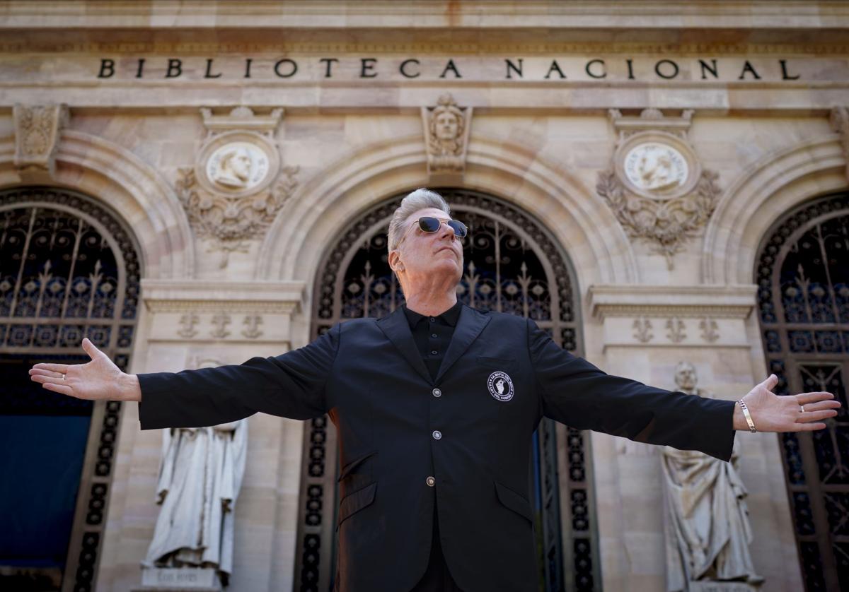 Loquillo, retratado en la puerta de la Biblioteca Nacional