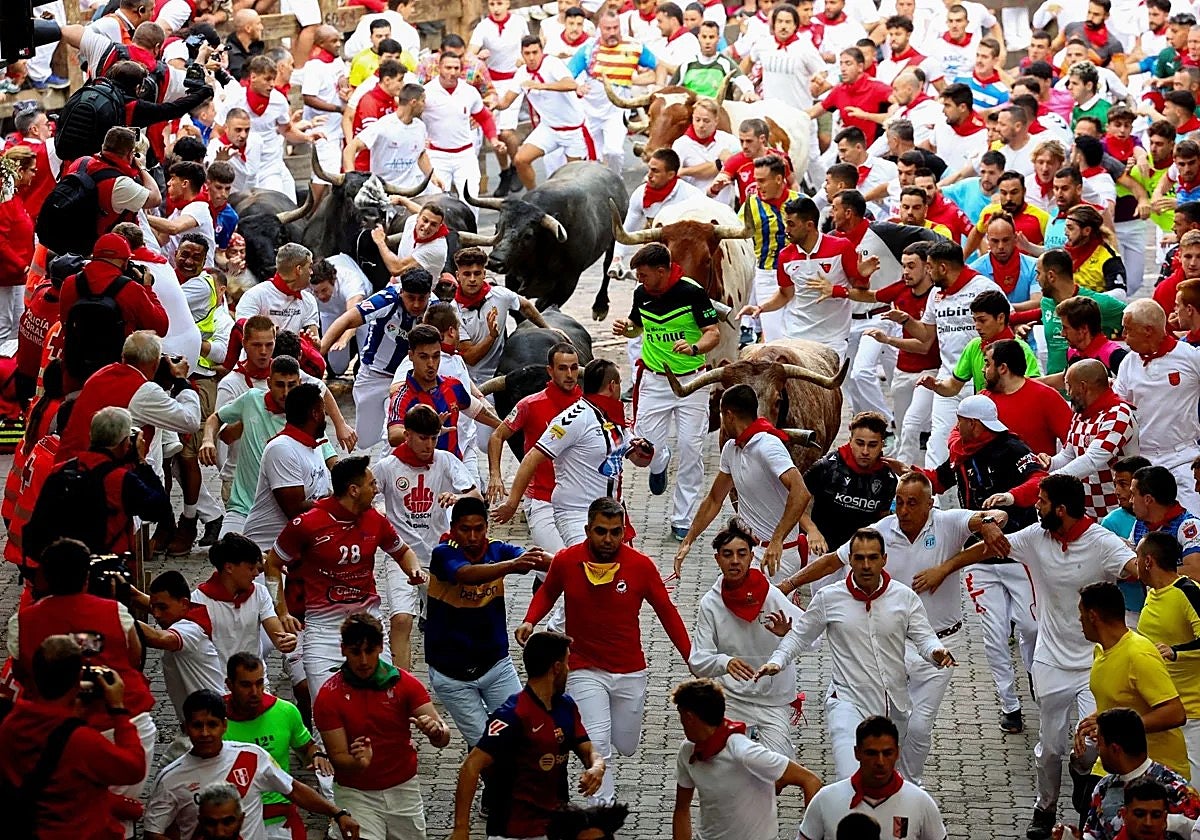 Último encierro de los Sanfermines 2025, con toros de Miura