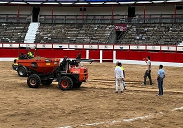 Arreglando el ruedo de Santander de madrugada a la espera de Morante