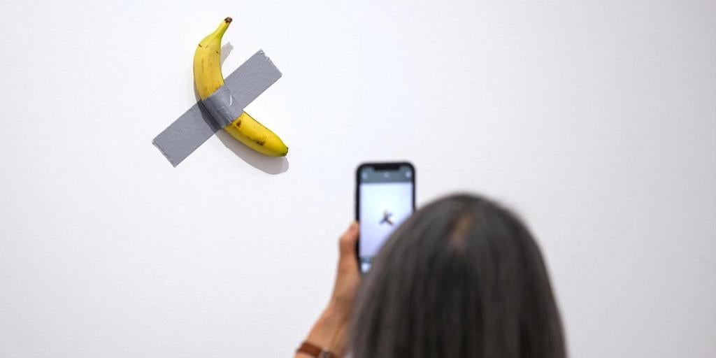 Se comen de nuevo en un museo francés el polémico plátano de Cattelan, valorado en millones de euros