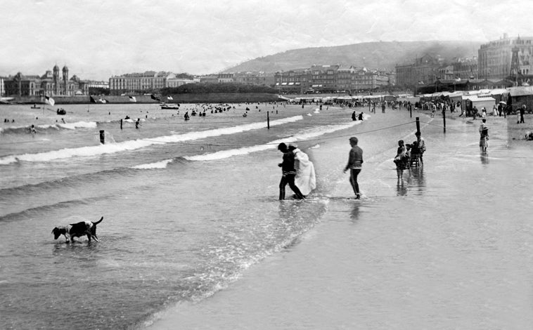 Imagen principal - Dos escenas antiguas de la playa de San Sebastián a la hora del baño y el infante don Jaime, saliendo del baño ayudado por un bañero