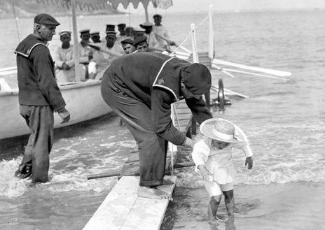 Imagen secundaria 1 - Dos escenas antiguas de la playa de San Sebastián a la hora del baño y el infante don Jaime, saliendo del baño ayudado por un bañero