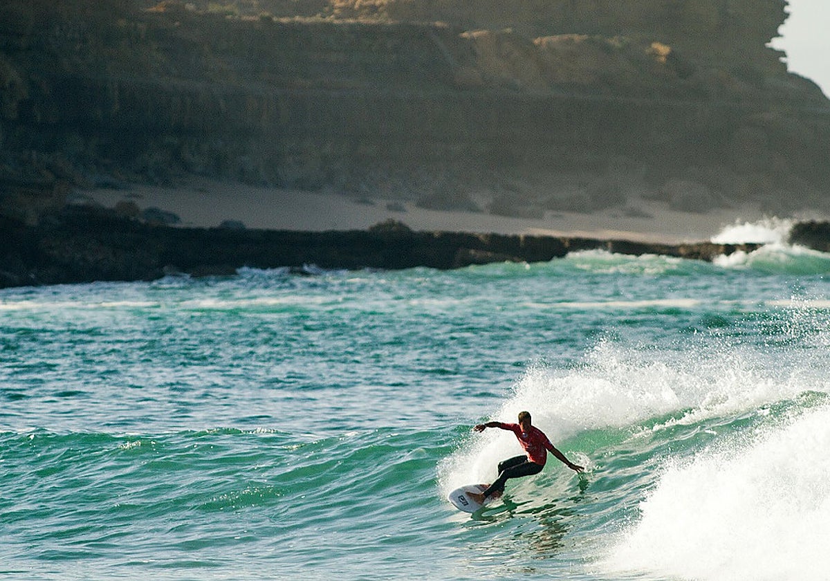 Un surfero en la playa de Ericeira