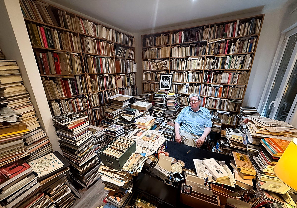 El crítico de arte Juan Manuel Bonet, en su despacho