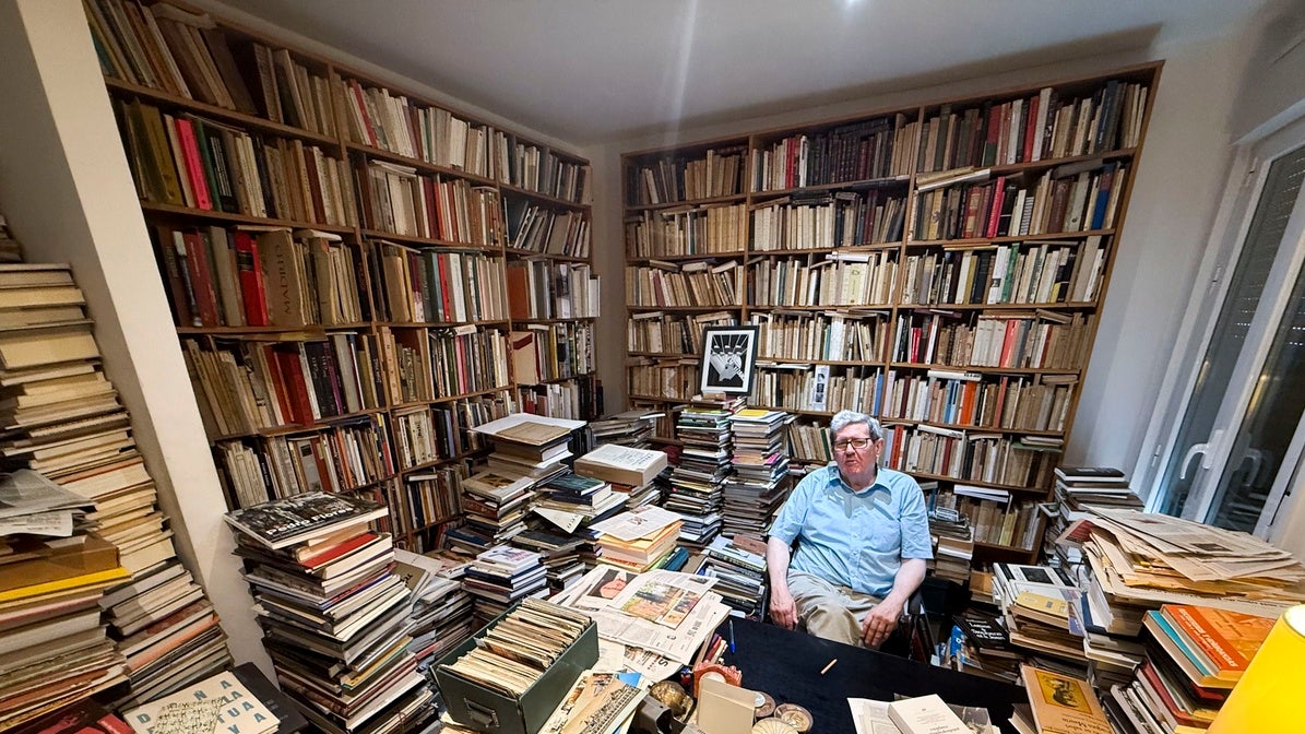 El crítico de arte Juan Manuel Bonet, en su despacho