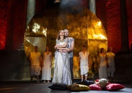 Natalia Millán y Alex O'Dogherty, en una escena de 'Cleopatra enamorada'