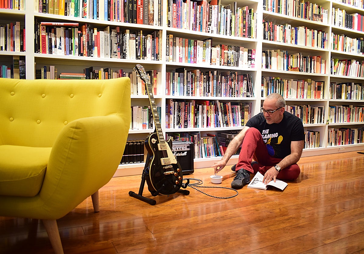 Gustavo Faverón, junto a una guitarra enchufada a un amplificador