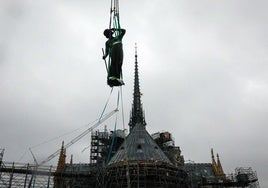 La catedral de Notre Dame recupera todas las estatuas que adornan la base de su aguja