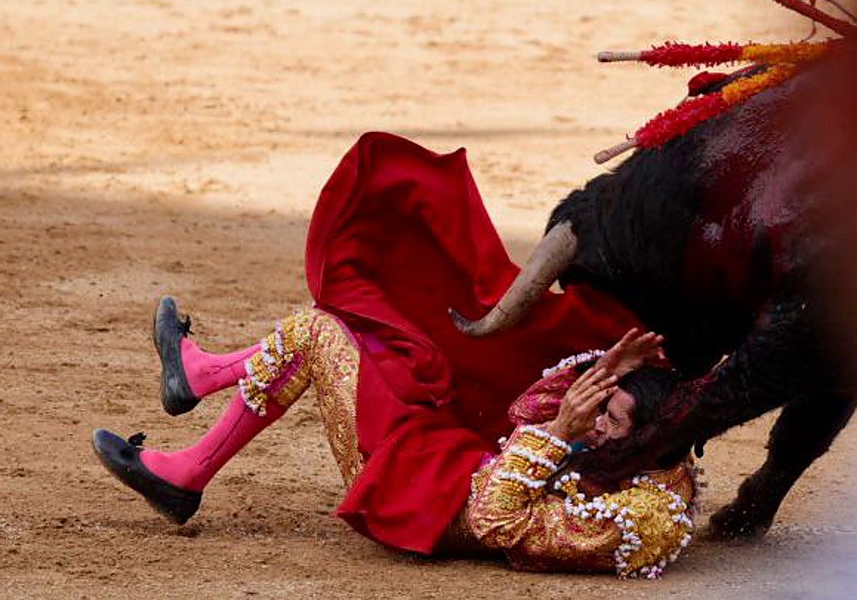 Emilio de Justo, a merced del toro de La Ventana, Cartuchero de nombre