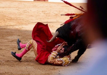 Cartuchero quiso arrancar la cabeza a Emilio de Justo: feísima cogida al entrar a matar