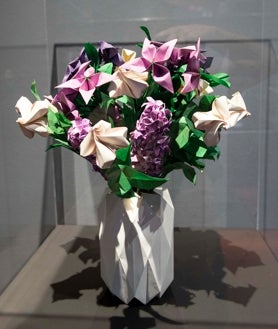 Imagen secundaria 2 - La edil de Cultura de Zaragoza, Sara Fernández, junto al comisario de exposiciones del EMOZ, Felipe Moreno, muestran distintos tipos de papeles usados para plegar. Abajo, un Pokemon y un ramo de rosas del padre del origami moderno, Akira Yoshizawa. Hasta el 14 de septiembre en el EMOZ se puede visitar la muestra 'Origami Bolivia', con figuras de maestros bolivianos como las de Fernando Chura