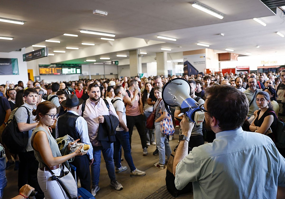 Antes los trenes parecían máquinas perfectas. Si se decía 18.42, era 18.42. Ahora el megáfono es una herramienta de trabajo más