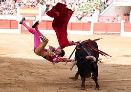 Las consecuencias del tremendo volteretón de Emilio de Justo en Santander: dos fracturas en la región dorsal