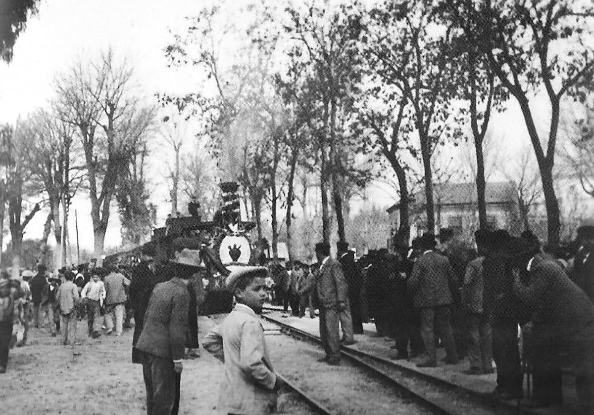 Un tren botijo, a su llegada a una estación