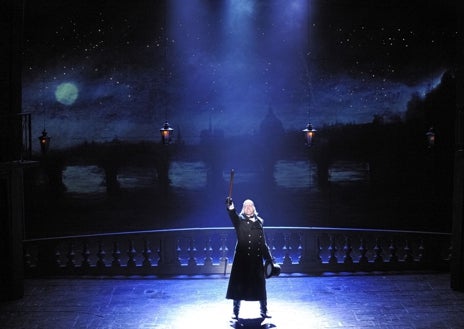 İkincil Görüntü 1 - Barikatların bir görüntüsü; Javert olarak Ignasi Vidal; Orijinal Valjean Colm Wilkinson
