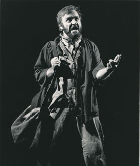 İkincil Görüntü 2 - barikatların bir görüntüsü; Javert olarak Ignasi Vidal; Orijinal Valjean Colm Wilkinson