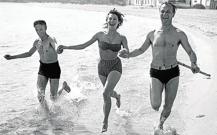 Imagen principal - Ava Gardner, con John Laurie y Nigel Patrick, en S'Agaró (Hostal de La Gavina). Abajo: James Stewart en una de sus habituales visitas a España. En la última imagen, la residencia de la Costa Brava donde Truman Capote escribió 'A sangre fría'
