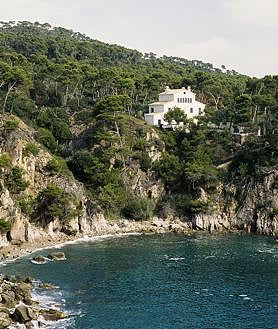 Imagen secundaria 2 - Ava Gardner, con John Laurie y Nigel Patrick, en S'Agaró (Hostal de La Gavina). Abajo: James Stewart en una de sus habituales visitas a España. En la última imagen, la residencia de la Costa Brava donde Truman Capote escribió 'A sangre fría'