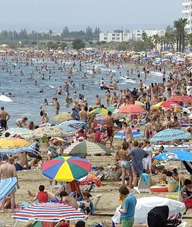 Imagen secundaria 2 - Unos pescadores en Lloret de Mar, en 1954; abajo, San Feliu de Guíxols (Gerona), 1970. Rosas, en 2006