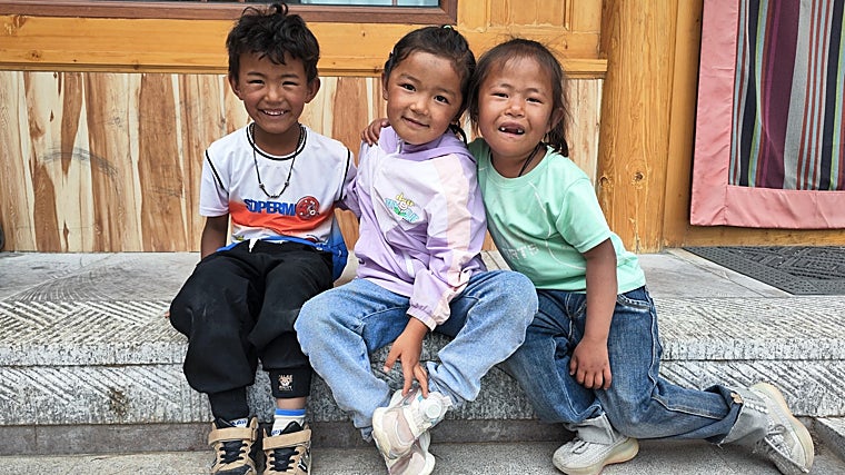 Niños residentes en el monasterio de Labrang