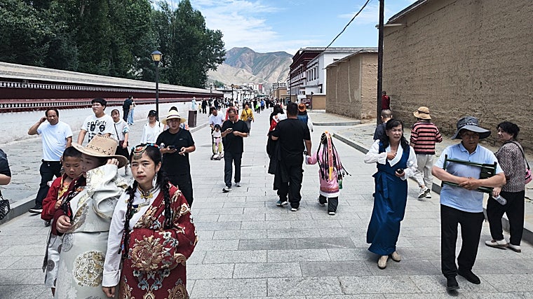 Turistas recorren el monasterio de Labrang