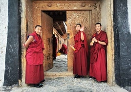 El monasterio de Labrang, donde Tíbet se convierte en China: un paseo entre monjes, billetes con la cara de Mao y preguntas incómodas