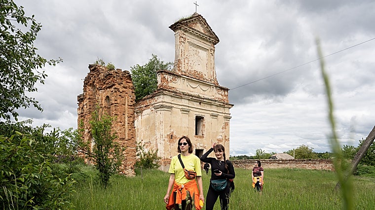 Las peregrinas retoman el Camino después de visitar el templo católico de la Ascensión, ahora abandonado, en Mezhyriv, región de Vinnytsia