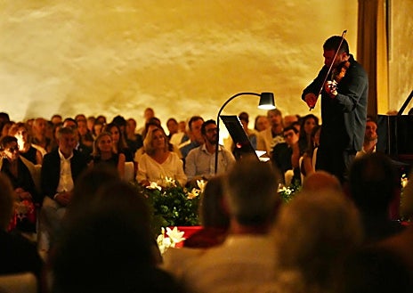 Imagen secundaria 1 - Pretty Yende y Riccardo Frizza; Maxim Vengerov durante su recital; Anna Netrebko y Luca Salsi, en Nabucco