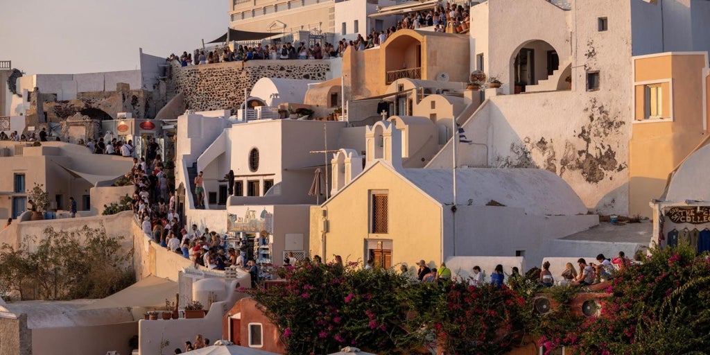 Santorini: la isla del tomate que hoy sobrevive al terremoto turístico