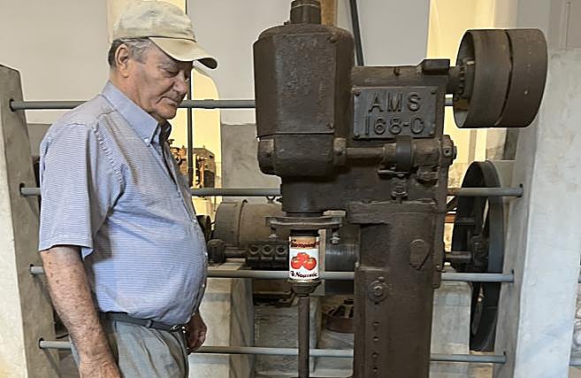 Valvis trabajando en la fábrica de tomates