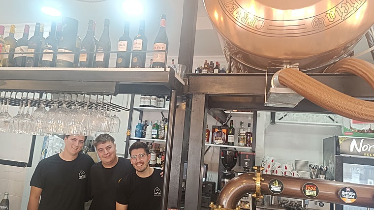 Fernando, Nico y Cristian, en La Abadía, tienen preparados dos barriles de cerveza de bodega, con mili litros