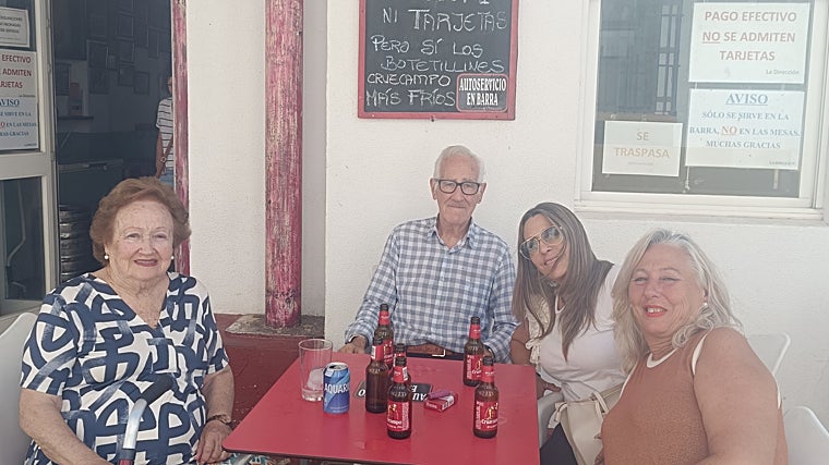 Carmen, Manuel (currista), Amparo (roquista) y Carmen, una famillia sevillana que se ha quedado sin entradas